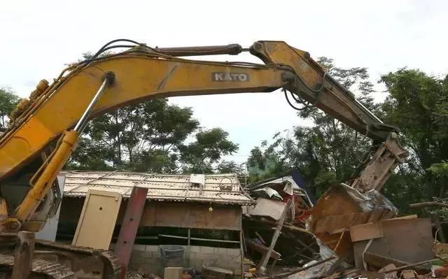 整頓大棚房成了一刀切的代名詞，斷水?dāng)嚯姶u瓦不留，拆成了荒蕪！